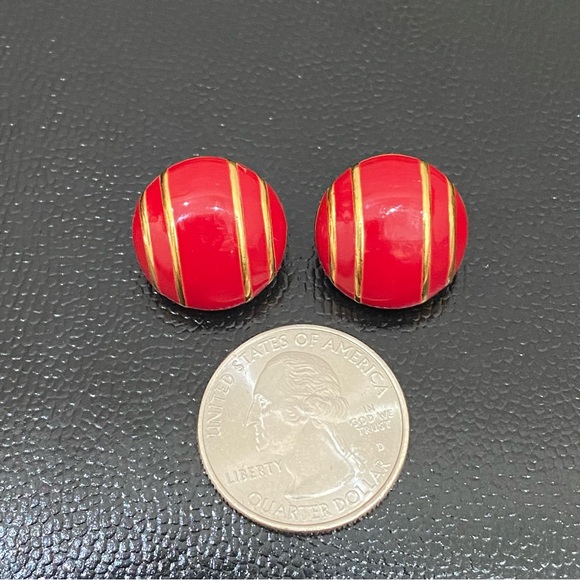 Vintage MONET Red Enameled Round Gold-tone Clip On Earrings - Picture 9 of 11